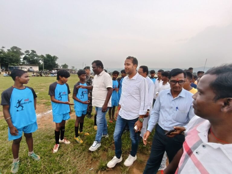 अमर बाउरी ने किया दुलमी में नमो फुटबॉल टूर्नामेंट का उद्घाटन, खिलाड़ियों ने ली नशा मुक्ति की शपथ