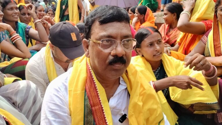 बेरिकेटिंग तोड़ कर आंदोलनकारी पहुंचे स्टेशन परिसर, रेलवे ट्रैक पर बैठकर दिया धरना,